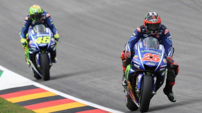 Valentino Rossi (kiri) belum juga menang di MotoGP musim ini kalah dari Maverick Vinales (kanan) di MotoGP Thailand