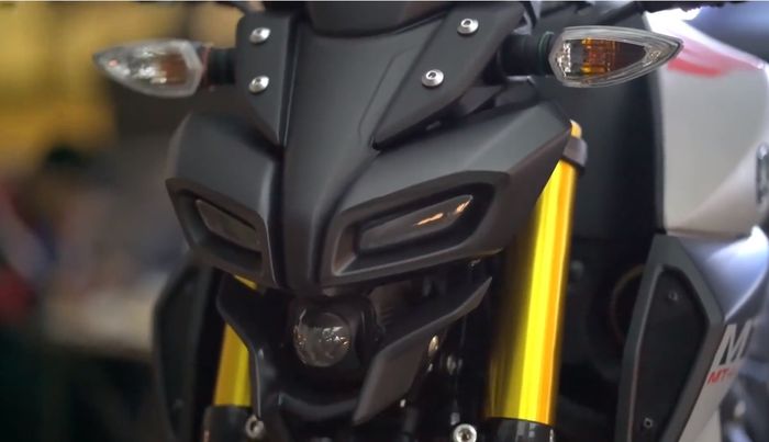 Detail headlamp Yamaha MT-15