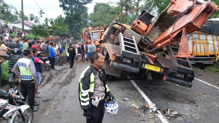 Kecelakaan truk vs truk di Sumatera Utara membuat jalur Medan - Tanah Karo tak bisa dilalui