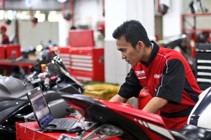 Ilustrasi pengecekan sistem injeksi motor Yamaha dengan diagnostic tools