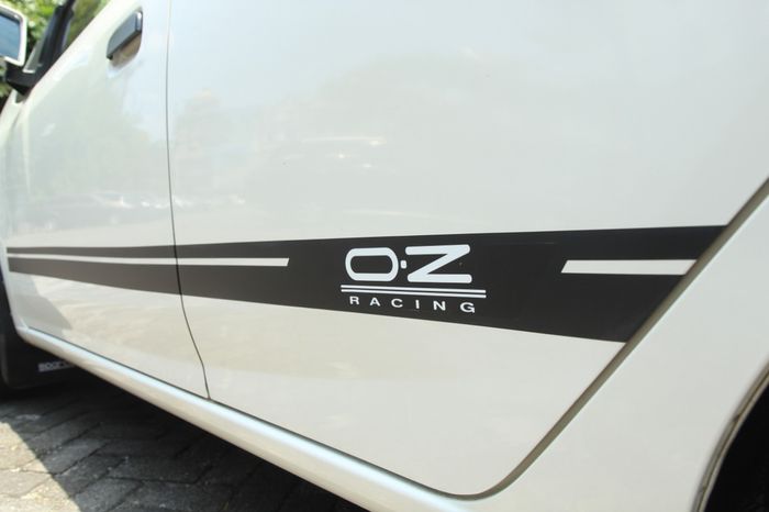 Striping custom OZ Racing, menyesuaikan pelek