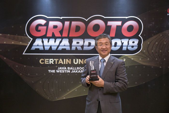 Minoru Morimoto menerima penghargaan Man of Year GridOto.com 2018
