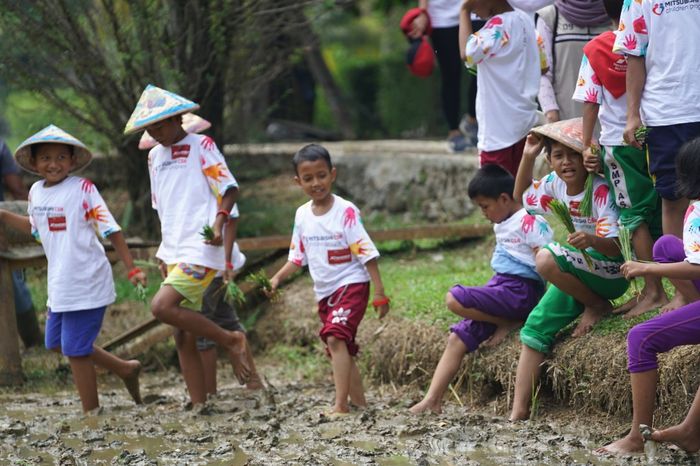 Salah satu kegiatan di Mitsubishi Children Program (MCP) 2