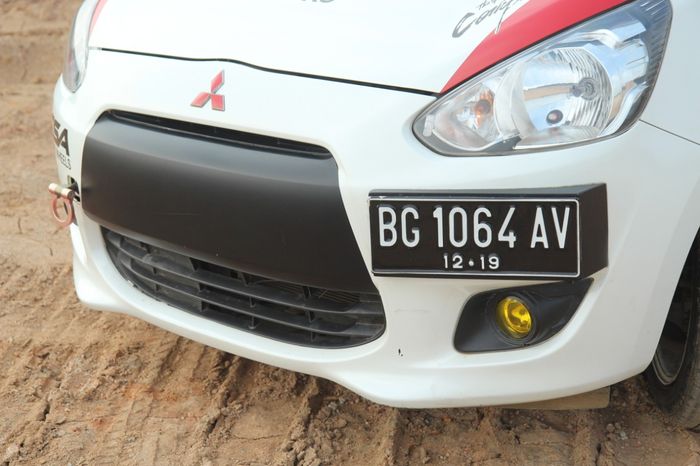 Niru Mitsubishi Evo X, plat nomor pindah ke kiri