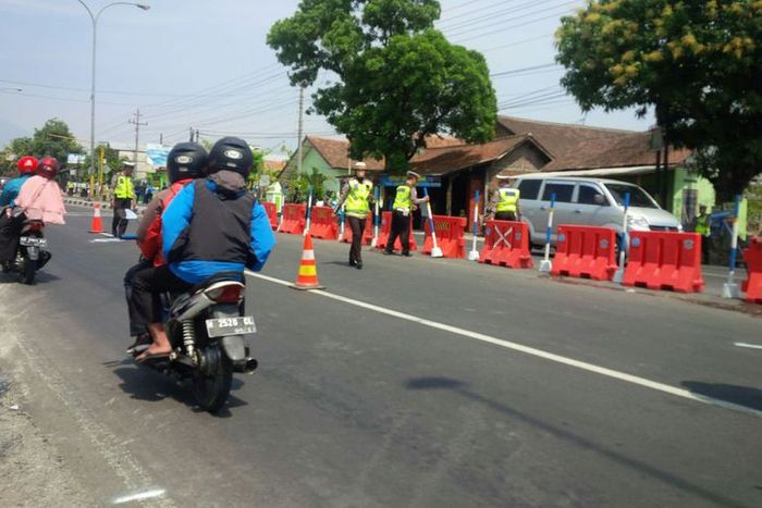 Petugas Ditlantas Polda Jateng dan Satlantas Polres Boyolali mengolah TKP kecelakaan yang menewaskan