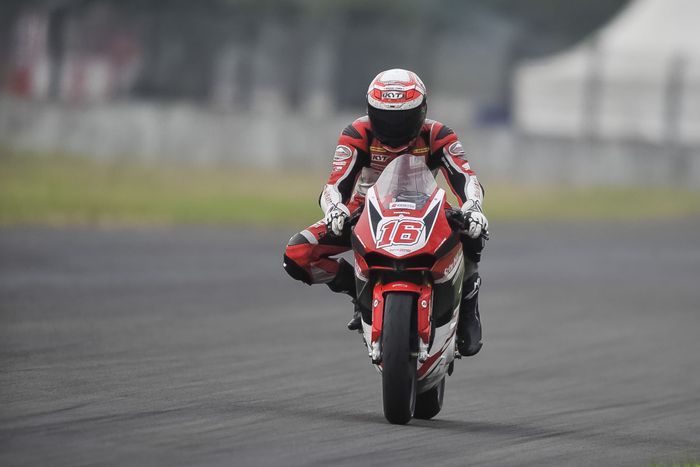 Mario Suryo Aji, harus tergeser dari posisi klasemen sementara.