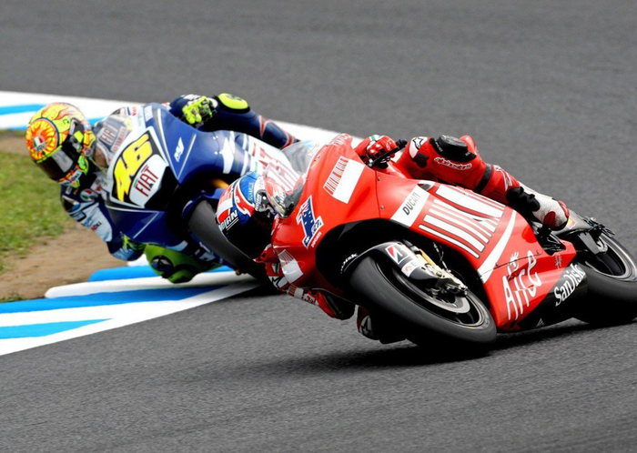 Valentino Rossi (Yamaha) dan Casey Stoner (Ducati) saat bersaing di MotoGP musim 2008