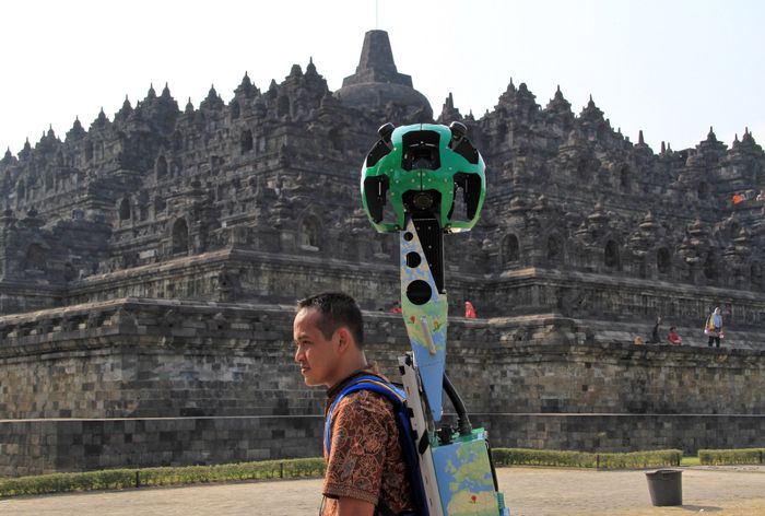 Kalau enggak bisa dipasang di mobil atau motor, Google Trekker bisa dibawa seperti ransel