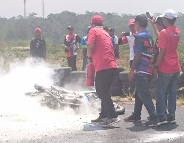 Panitia sempat kesulitan memadamkan api