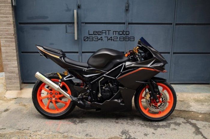 Tampilannya sangat mirip dengan Kawasaki H2 namun dengan ukuran yang lebih kecil