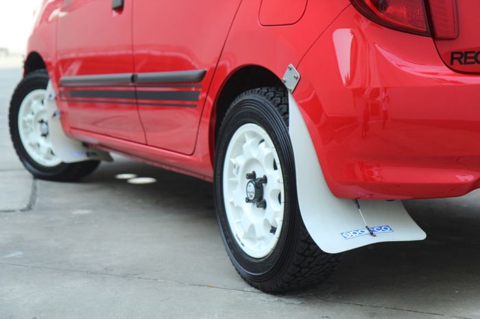 Mudflap Sparco kontras dengan warna bodi