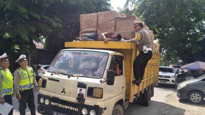 Polisi sempat kaget dan tertawa saat mendengar alasan pria yang tidur di atas truk