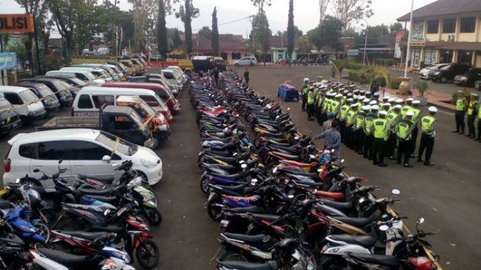 Ratusan kendaraan yang disita dari operasi zebra diparkir di halaman Mapolres Garut