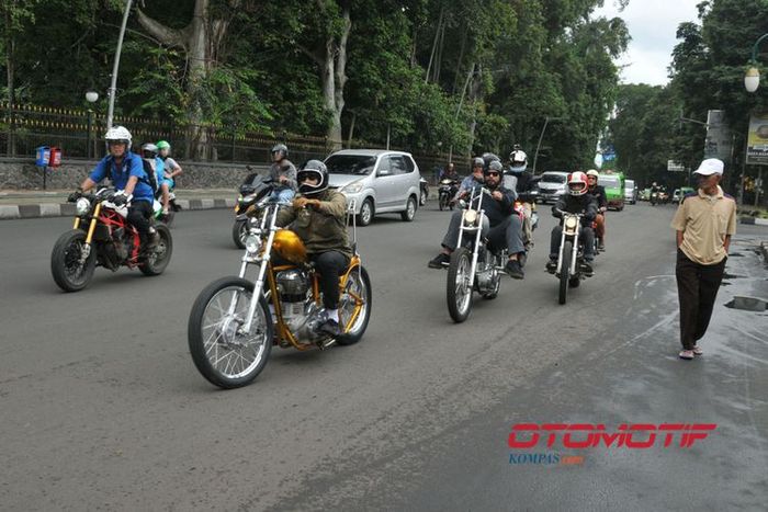 Iring-iringan motor choppers milik Jokowi menuju Istana Bogor, Sabtu (20/1/2018).(Ghulam/KompasOtomo