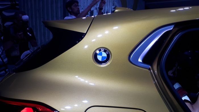 Emblem Logo BMW yang Disematkan di Dekat Hofmeister Kink Pilar C BMW X2