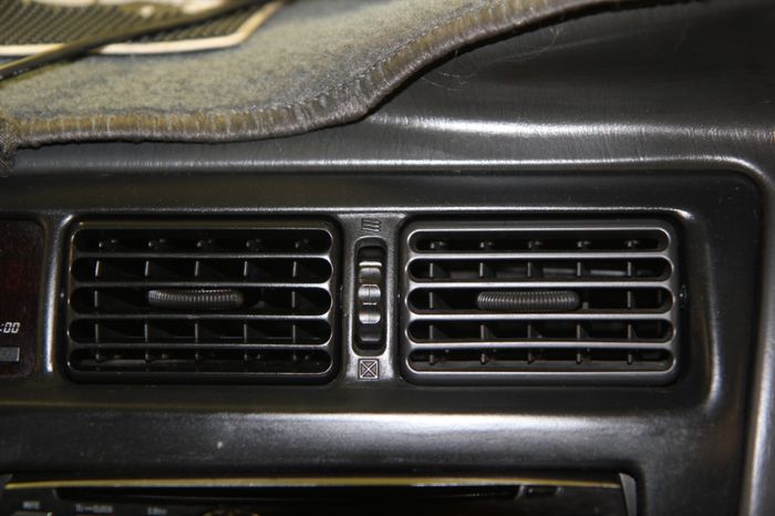 Panel AC tengah yang bisa diatur hembusan anginnya