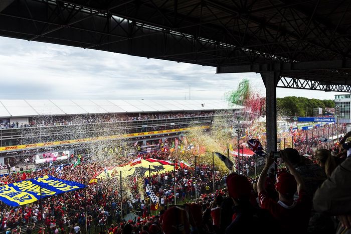 Monza tempat digelarnya F1 Italia juga merupakan sirkuit tua, tetapi selalu dibanjiri penonton terut