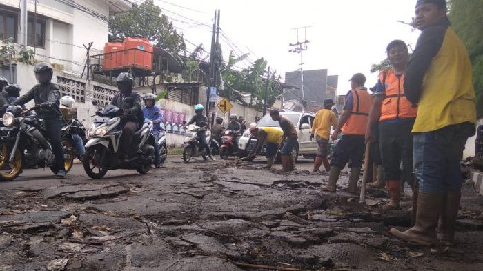 Sering menghantam jalanan rusak menjadi penyebab ban benjol