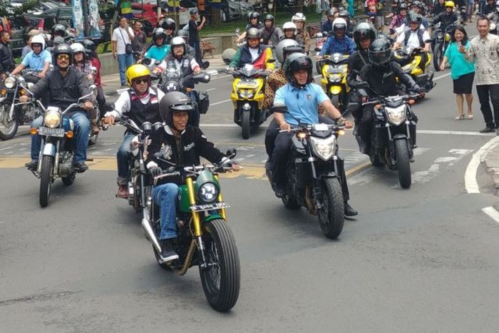 Presiden jokowi riding menggunakan motor kustomnya