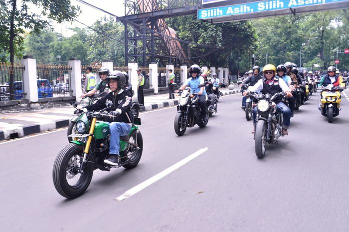 Presiden Jokowi menaiki motor custom-nya menghadiri deklarasi Jabar Kondusif.