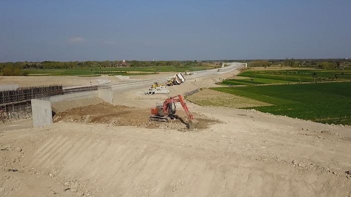 Suasana pengerjaan jalan tol Wilangan-Kertosono 