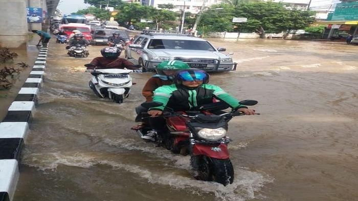 Ruas jalan yang tergenang ada yang mencapai ketinggian 50 cm