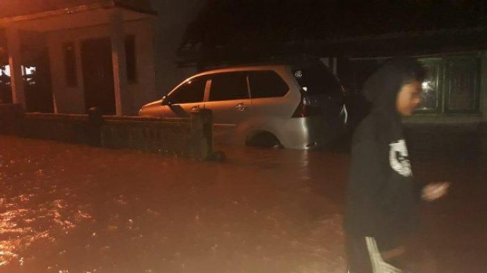 Pengguna mobil terjebak banjir di Palembang