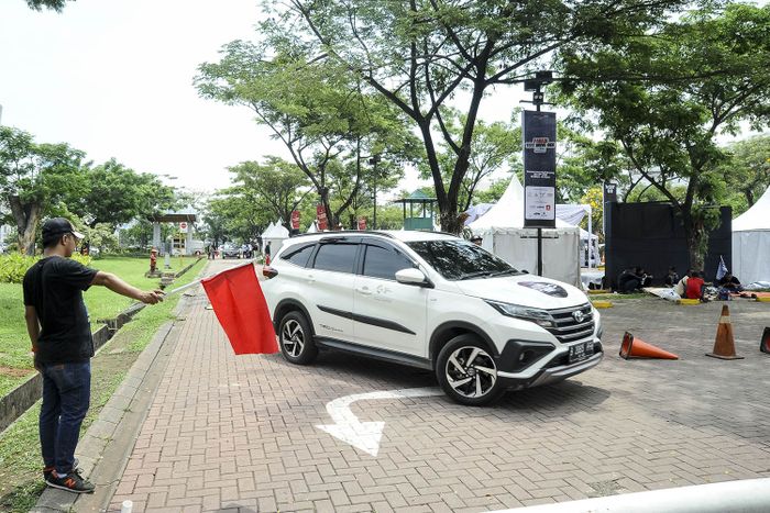 Petugas memandu pengunjung yang mencoba Toyota Rush TRD Sportivo di PTDR 2018