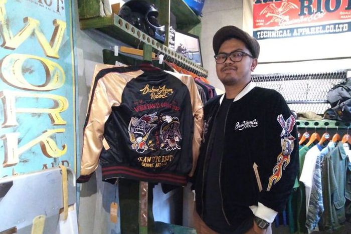 Decky Sastra, pemilik brand Rawtype Riot mengenakan jaket Bubur Ayam Racer buatannya. 