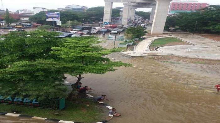 Simpang Polda Palembang yang nampak seperti sungai