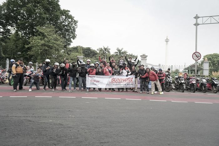Peserta Sunmori berfoto bersama di kawasan Monas Jakarta
