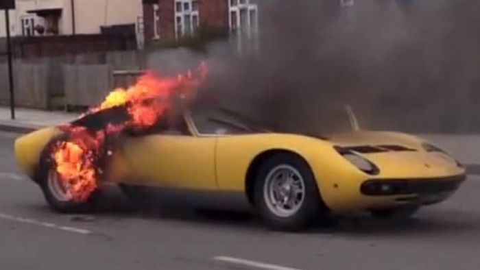 Lamborghini Miura terbakar