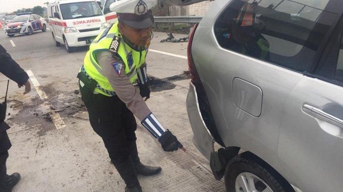 Toyota Avanza pecah ban di tol Surabaya-Mojokerto