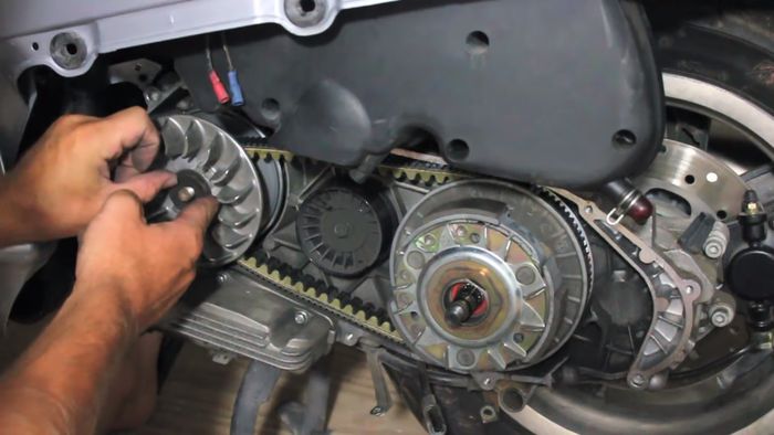 Mengecek kondisi v-belt perlu buka cover transmisi cvt