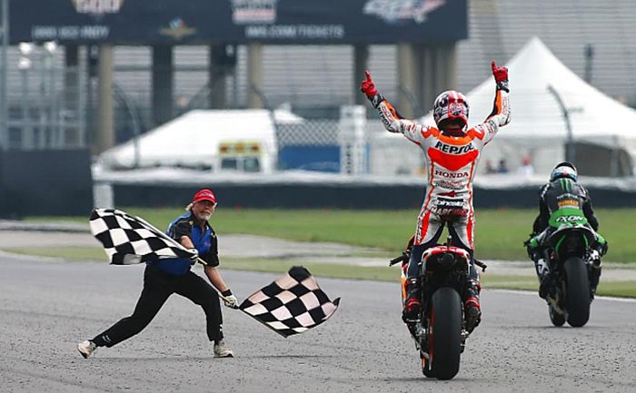Bendera hitam putih yang pastinya sering kamu lihat di berbagai ajang balapan