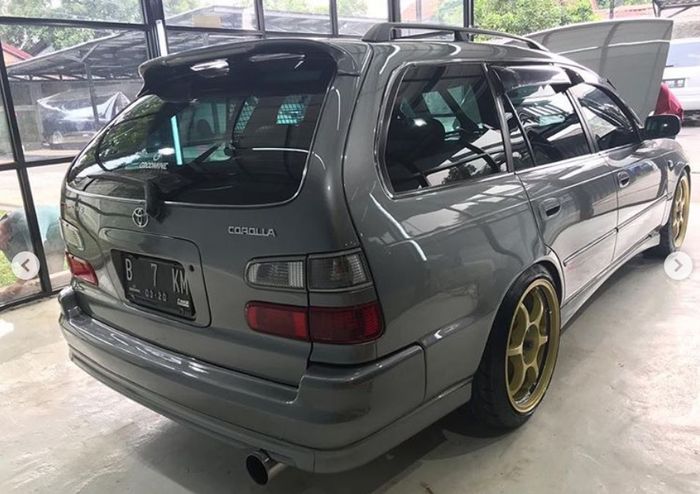 Bagian belakang Toyota Corolla AE101 BZ Touring wagon