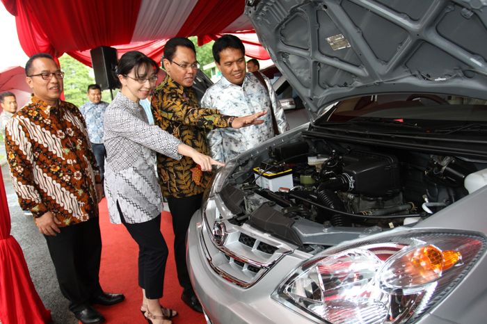 Manajemen Daihatsu (Ki-ka), Kroda Kalantara, Yuko Mochida, dan Hendrayadi Lastiyoso menjelaskan kepada pemenang bahwa rekondisinya menyeluruh sampai dengan ruang mesin.