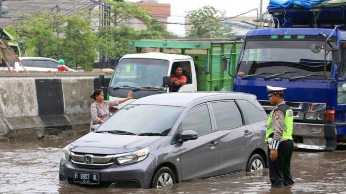 Kepolisian juga turun tangan membantu saat banjir parah di Kota Semarang