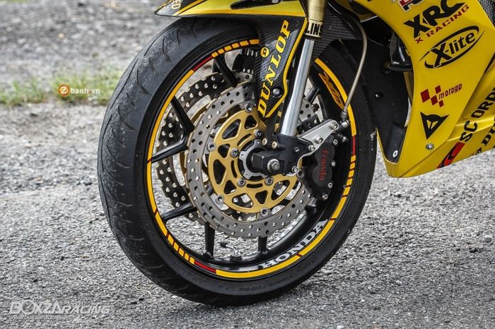 Garpu depan Honda CB150R ini diganti dengan upside down Ohlins