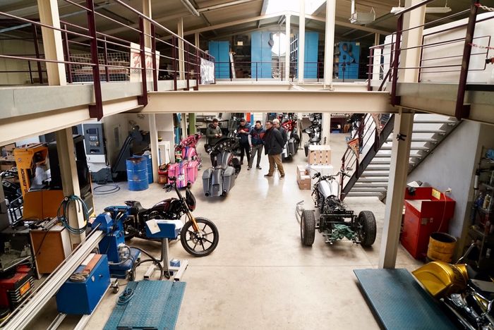Workshop Fred Kodlin Motorcycles bersih dengan peralatan lengkap
