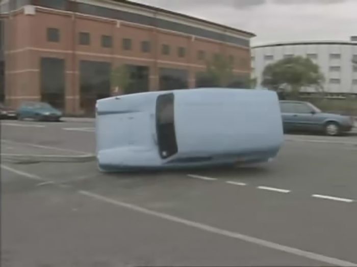 Dipakai belok mendadak, Reliant Regal mudah nyungsep seperti ini