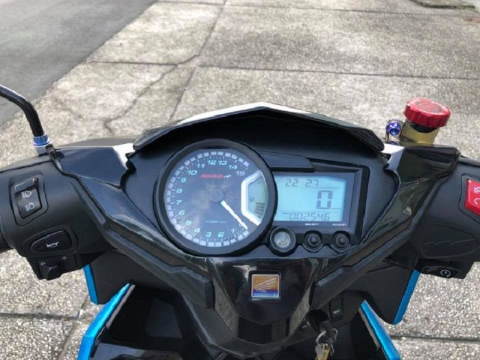 Panel instrumenya diganti dengan Koso RX2