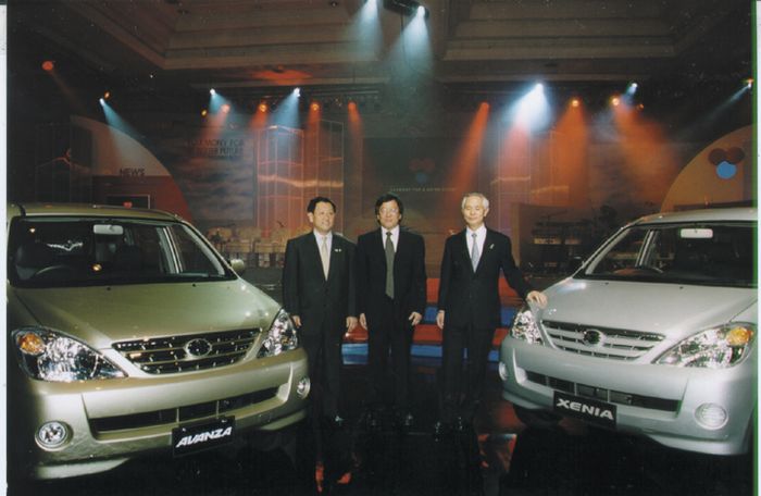 Petinggi Toyota, Daihatsu, dan Astra di peluncuran Daihatsu Xenia dan Toyota Avanza generasi pertama