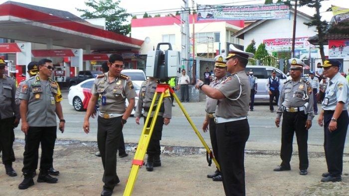 Dirlantas Polda Jateng, Kombes Pol Rudi Antariksa (kedua kiri) saat melihat alat untuk olah TKP di depan RS Siti Aminah Bumiayu, Bumiayu, Brebes.