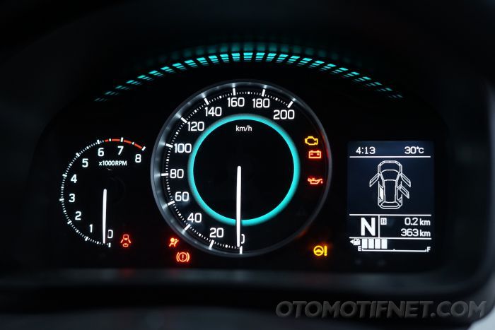 Instrument cluster Suzuki Ignis tergolong lengkap dengan pengatur brightness dan MID berlayar besar
