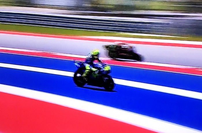 Valentino Rossi terlibat duel jarak dekat dengan Johann Zarco dari tim Yamaha Tech3 dalam perebutan posisi ketiga