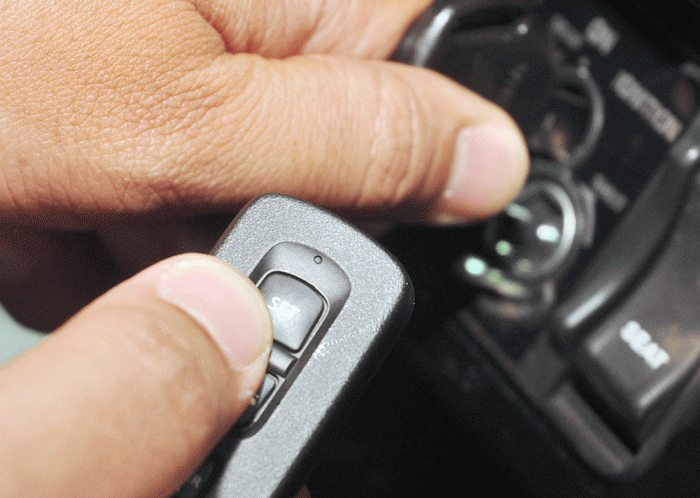 Untuk melakukan registrasi, atur volume dan pola suara pakai kombinasi pencet tombol Answer Back dan kontak on-off