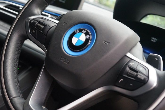 Sports car dengan bentuk, teknologi dan rasa paling futuristik yang bisa diperoleh di Indonesia dengan harga paling &lsquo;terjangkau&rsquo; sekarang juga