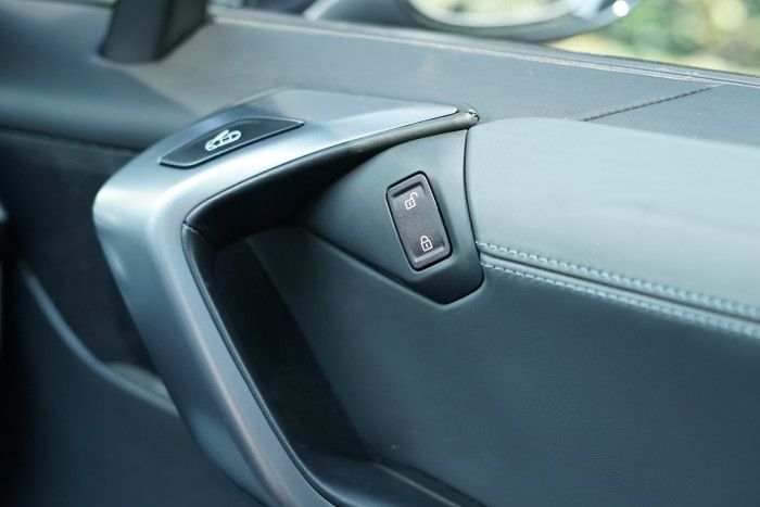 Sports car dengan bentuk, teknologi dan rasa paling futuristik yang bisa diperoleh di Indonesia dengan harga paling &lsquo;terjangkau&rsquo; sekarang juga