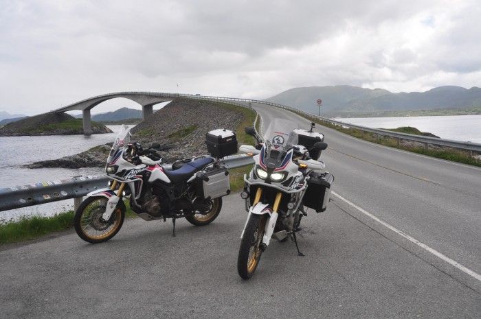 Melintasi Atlantic Road, kanan-kirinya adalah akses ke Samudra Atlantik